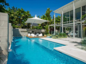 The White Oasis - 5 Bedroom Luxury Home in Town